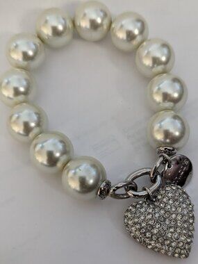 CHICO'S Faux Pearl Stretch For Small Wrist Bracelet with PaveHeart & Chico'sLogo